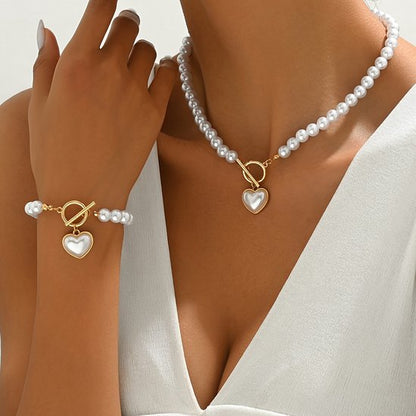 Sjika - Gold plated parelset met hart hanger – Luxe ketting & armband dames – Elegant & romantisch design – Perfect cadeau voor haar