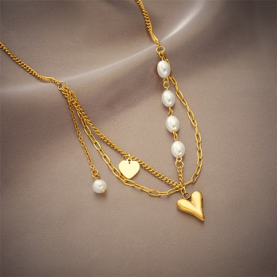 Sjika - Gold plated dubbele ketting met parels & hart hanger – Luxe damesketting – Elegant & trendy design – Perfect cadeau voor haar