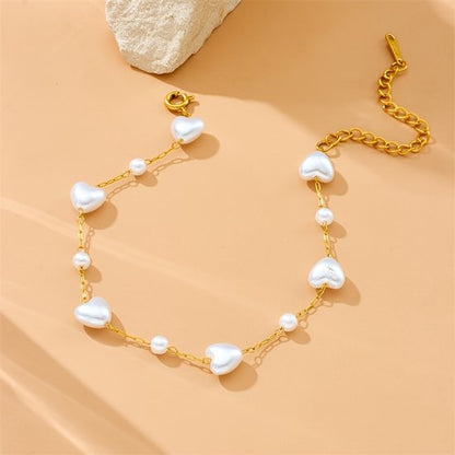 Sjika - Gouden Armband met Hartjes & Parel Kralen – Verstelbaar – Elegant Dames Sieraad – Romantisch Cadeau – Tijdloos Design