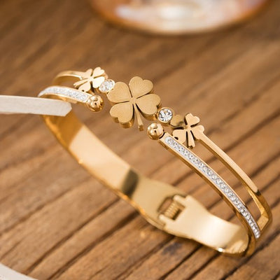 Sjika - Gold Plated Armband Dames – Klavertje Vier – Zirkonia – Geluksarmband – Luxe Cadeau