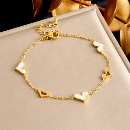 Sjika - Dames Armband Goudkleur – Elegante Hartjes Armband met Parelmoer – Verstelbaar Cadeau Sieraad