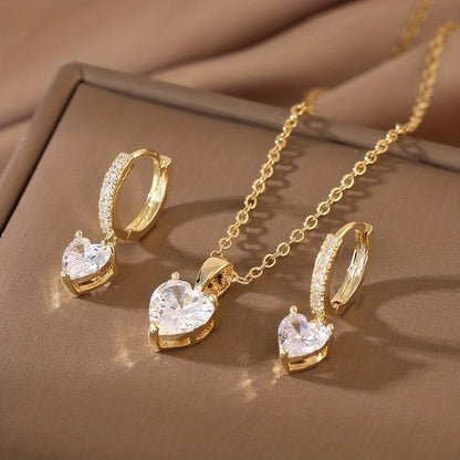 Sjika - Gouden Sieradenset Dames – Ketting & Oorbellen Hartje met Zirkonia – Gold Plated – Luxe Cadeau Set - Cadeau voor haar