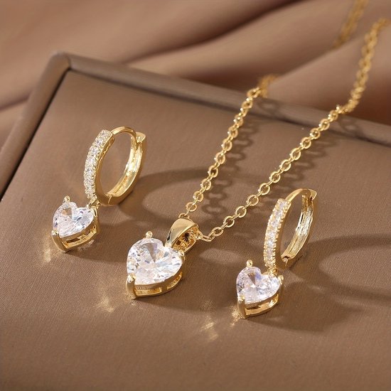 Sjika - Gouden Sieradenset Dames – Ketting & Oorbellen Hartje met Zirkonia – Gold Plated – Luxe Cadeau Set - Cadeau voor haar