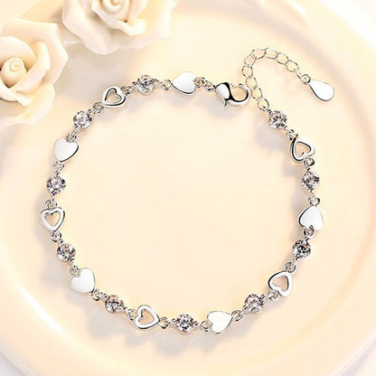 Sjika - Hartjes Armband Dames Zilverkleurig – Elegante Armband met Kristal Hartjes – Verstelbare Luxe Dames Sieraden – Trendy Armband - Cadeau voor haar