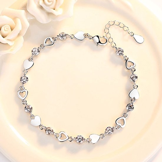 Sjika - Hartjes Armband Dames Zilverkleurig – Elegante Armband met Kristal Hartjes – Verstelbare Luxe Dames Sieraden – Trendy Armband - Cadeau voor haar