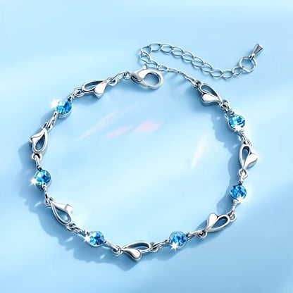 Sjika - Zilverkleurige armband met blauwe kristallen & hartjes – Luxe damesarmband – Elegant & romantisch design – Perfect cadeau voor haar