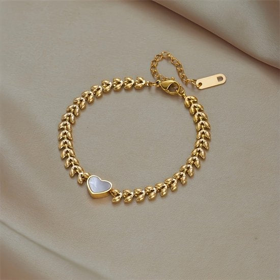 Sjika - Gold plated armband met hart hanger – Luxe damesarmband met parelmoer accent – Elegant & stijlvol design – Perfect cadeau voor haar