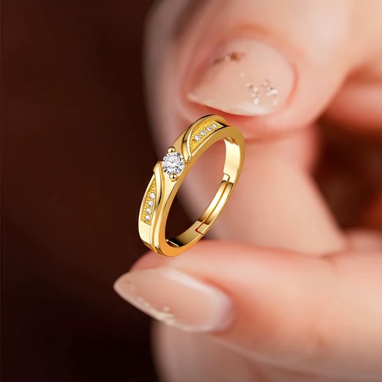 Sjika - Unisex Goudkleurige Ring met Kristal - One Size – Koppelring – Vriendschapsring & Trouwring – Elegant Design - Cadeau