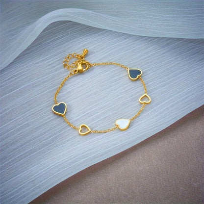 Sjika - Gold Plated Hartjes Armband – Goudkleurig – Zwart & Wit Emaille – Dames - Cadeau