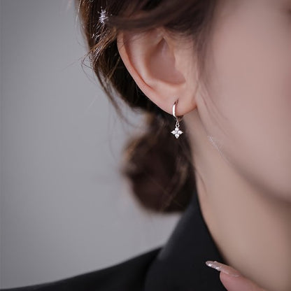Sjika - Zilverkleurige Oorringen met Kristalbloem – Dames Oorbellen – Elegant & Tijdloos – Anti-Allergisch - Cadeau voor haar