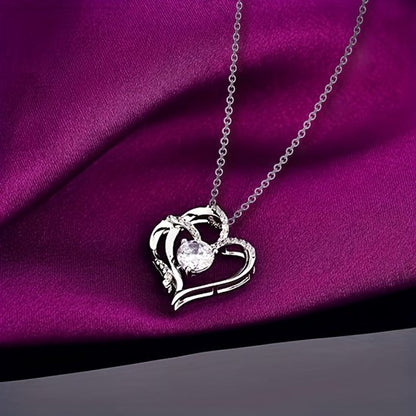 Sjika - Zilverkleurige Dubbel Hart Ketting met Kristal – Luxe Hartjes Hanger – Romantische Dames Ketting – Perfect Cadeau