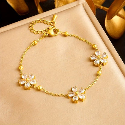 Sjika - Dames Armband – Goudkleurig met Kristal Bloemen – Luxe Sieraad - Cadeau