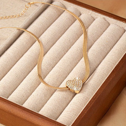Sjika - Gold plated hartvormige ketting – Luxe gouden halsketting met kristallen hart hanger – Elegant & Tijdloos design – Perfect cadeau voor haar