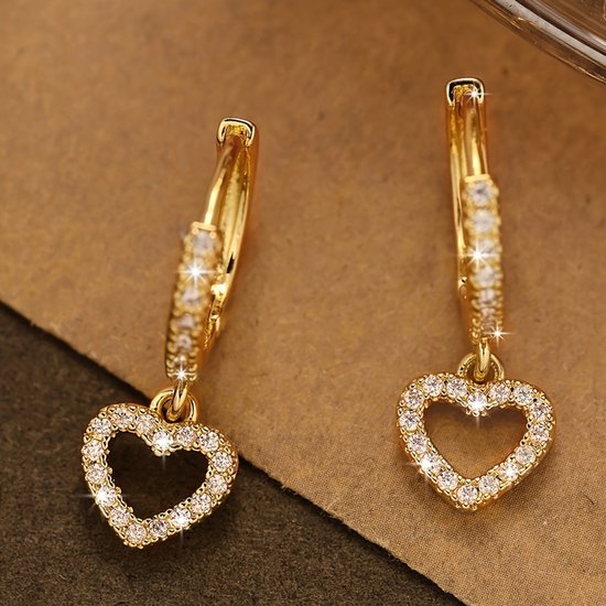 Sjika - Trendy hart oorbellen – Goudkleurige oorringen met steentjes – Perfect cadeau - Zirkonia - Voor haar