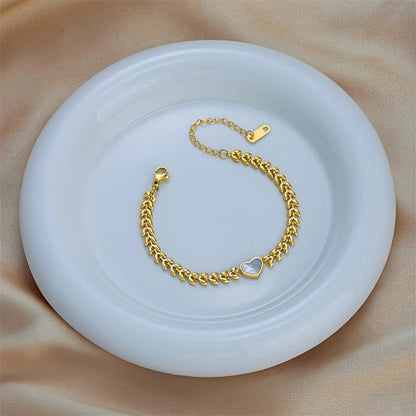 Sjika - Gold plated armband met hart hanger – Luxe damesarmband met parelmoer accent – Elegant & stijlvol design – Perfect cadeau voor haar