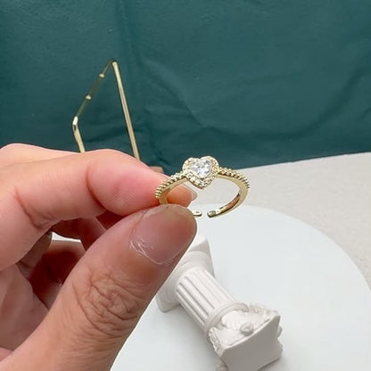 Sjika - Gold plated ring met hartvormige zirkonia – Luxe damesring – elegant design – Perfect cadeau voor haar