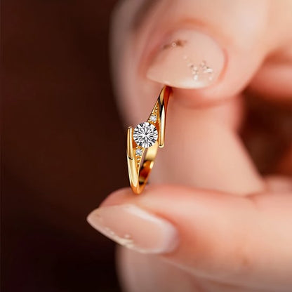 Sjika - Goudkleurige Verstelbare Ring met Zirkonia – Elegante Damesring – Minimalistisch Design – Fashion Jewelry - Cadeau voor haar