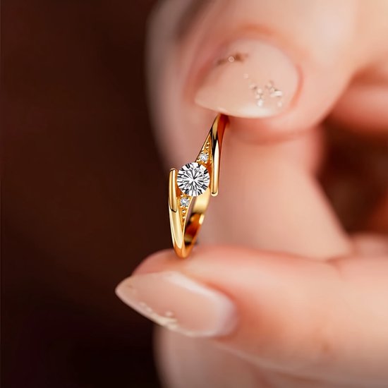 Sjika - Goudkleurige Verstelbare Ring met Zirkonia – Elegante Damesring – Minimalistisch Design – Fashion Jewelry - Cadeau voor haar