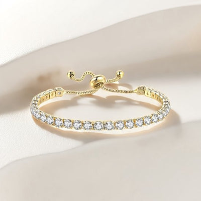Sjika - Gold plated tennisarmband met zirkonia – Luxe verstelbare damesarmband – Elegant & fonkelend design – Perfect cadeau voor haar