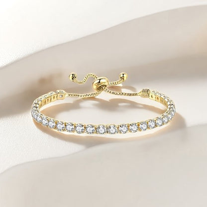 Sjika - Gold plated tennisarmband met zirkonia – Luxe verstelbare damesarmband – Elegant & fonkelend design – Perfect cadeau voor haar