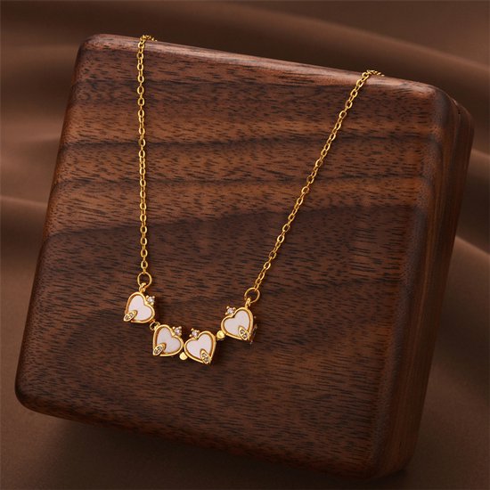 Sjika - Gouden Klavertje Vier Ketting – Geluksbedel met Witte Emaille & Kristallen – Verfijnde Dames Hanger – Symbolisch & Elegant Cadeau