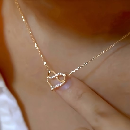 Sjika - Goudkleurige Hartjesketting met Infinity Symbool – Elegant en Tijdloos Design – Perfect Cadeau voor Haar