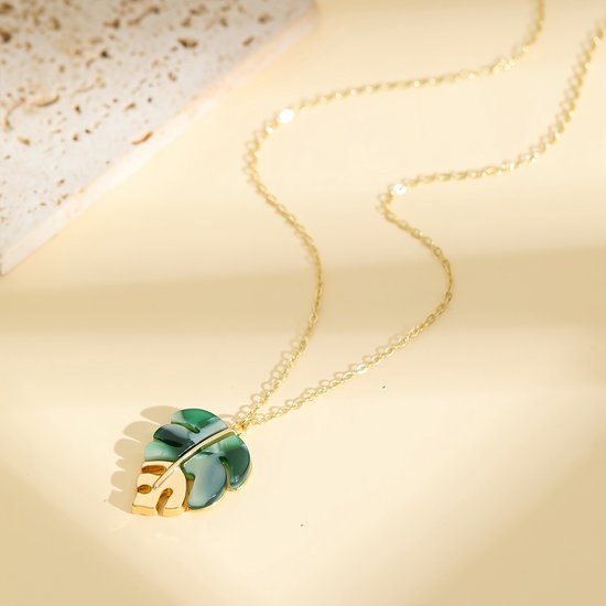 Sjika - Blad Ketting Dames Goudkleurig – Tropische Monstera Hanger Groen – Minimalistische Dames Ketting – Trendy Bohemian Sieraad - Cadeau voor haar