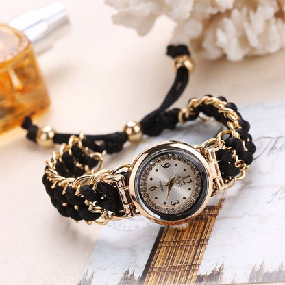 Sjika - Trendy Goudkleurig Dames Horloge – Armband Stijl – Quartz Uurwerk – Zwart Vlechtkoord & Kristallen - Cadeau voor haar