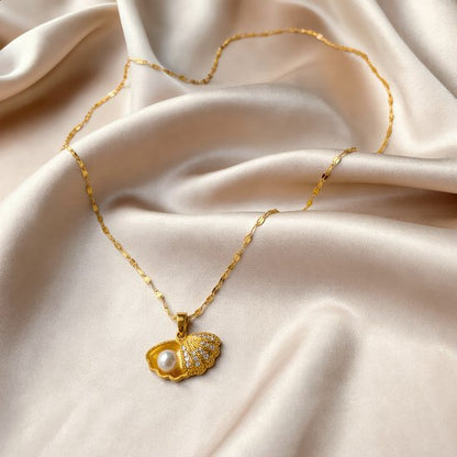 Sjika - Dames Ketting Goudkleurig met Schelp & Parel Hanger – Elegante Halsketting – Trendy Minimalistische Sieraden – Cadeau voor Haar