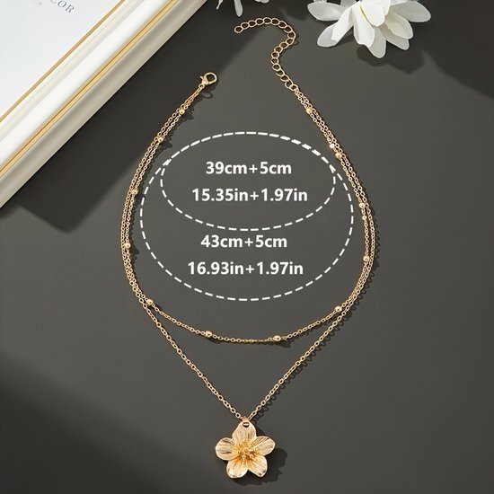 Sjika - Dames Ketting Goudkleurig met Bloem Hanger – Layered Halsketting – Dubbele Ketting Dames – Trendy Minimalistische Sieraden - Cadeau voor haar