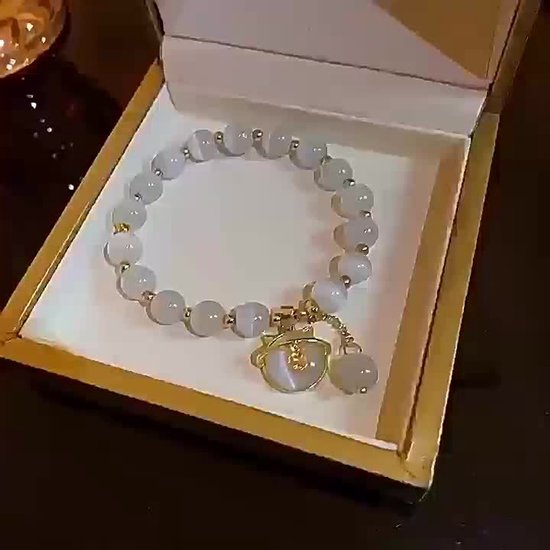 Sjika - Gold plated armband met kattenbedel & witte kralen – Uniek damesdesign – Schattig & elegant – Perfect cadeau voor haar