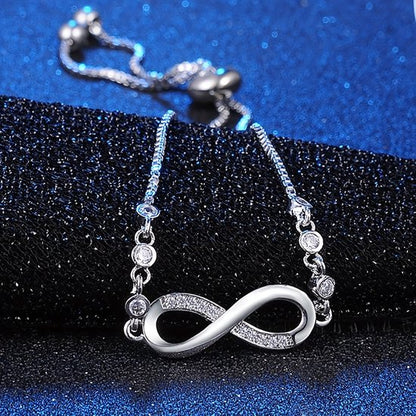 Sjika - Verstelbare Dames Armband – Infinity Teken – Stainless Steel – Zilver – Met Kristallen – Tijdloos Sieraad - Cadeau voor haar