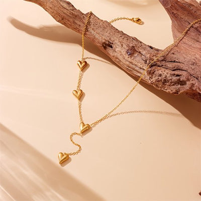 Sjika - Gold plated ketting met 3 hart hangers – Luxe Y-vormige damesketting – Elegant & tijdloos design – Perfect cadeau voor haar