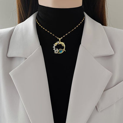 Sjika - Gold Plated Dolfijn Ketting – Goudkleurig – Zirkonia & Blauw Kristal – Dames - Cadeau