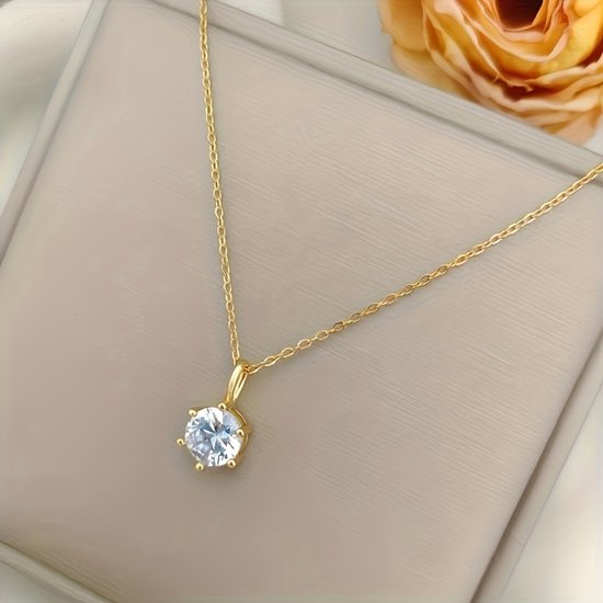 Sjika - Goudkleurige Ketting Dames – Gold Plated – Solitaire Zirkonia Hanger – Luxe Minimalistische Halsketting - Cadeau voor haar