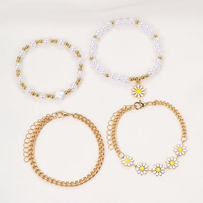 Sjika - Gouden Armbandenset Dames – 4 Delige Armbanden met Madeliefjes & Parels – Trendy Layered Sieraden – Verstelbaar - Cadeau voor haar
