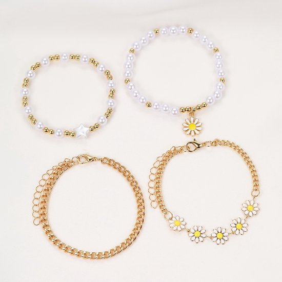 Sjika - Gouden Armbandenset Dames – 4 Delige Armbanden met Madeliefjes & Parels – Trendy Layered Sieraden – Verstelbaar - Cadeau voor haar