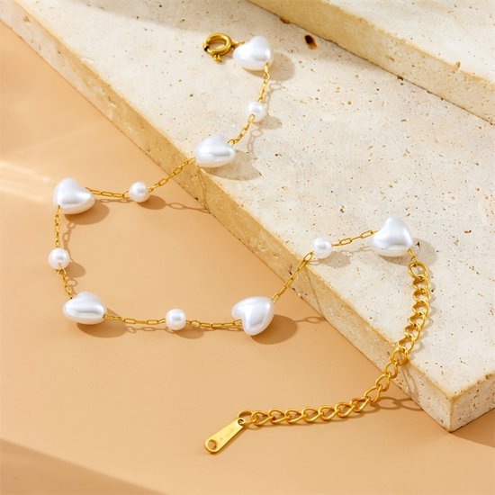 Sjika - Gouden Armband met Hartjes & Parel Kralen – Verstelbaar – Elegant Dames Sieraad – Romantisch Cadeau – Tijdloos Design