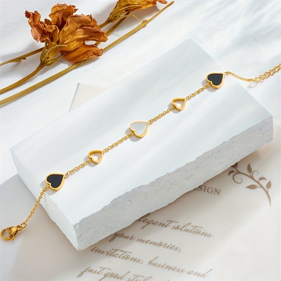 Sjika - Gold Plated Hartjes Armband – Goudkleurig – Zwart & Wit Emaille – Dames - Cadeau