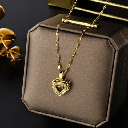 Sjika - Goudkleurige Hartjesketting met Zirkonia – Dubbel Hart Hanger – Perfect Cadeau voor Haar