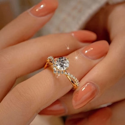 Sjika - Gold plated ring met grote zirkonia – Luxe damesring - One Size – Fonkelend & elegant design – Perfect cadeau of verlovingsring