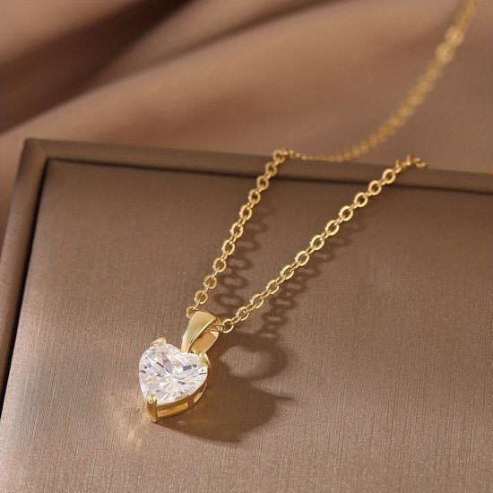 Sjika - Gouden Sieradenset Dames – Ketting & Oorbellen Hartje met Zirkonia – Gold Plated – Luxe Cadeau Set - Cadeau voor haar