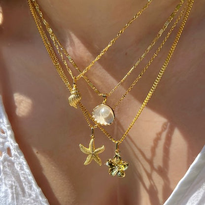 Sjika - Dames Ketting Goudkleurig met Zee Bedel – Schelp, Zeester, Parel & Bloem Hanger – Trendy Zomer Halsketting – Beach Sieraden - Cadeau voor haar