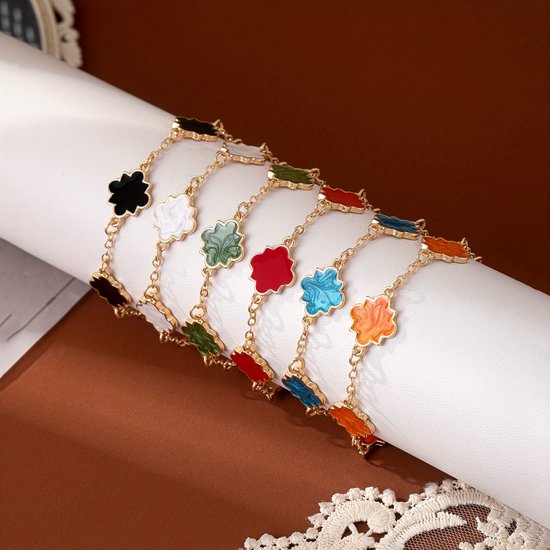 Sjika - Gold plated armband met witte bloemvormige schakels – Luxe damesarmband – Elegante parelglans look – Perfect cadeau voor haar