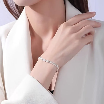 Sjika - Armband – Cadeau voor Haar - Zilveren Dames Armband – Kristallen Bladschakels – Elegant & Tijdloos – Verstelbare Sluiting - Cadeau voor haar