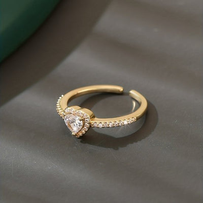 Sjika - Gold plated ring met hartvormige zirkonia – Luxe damesring – elegant design – Perfect cadeau voor haar