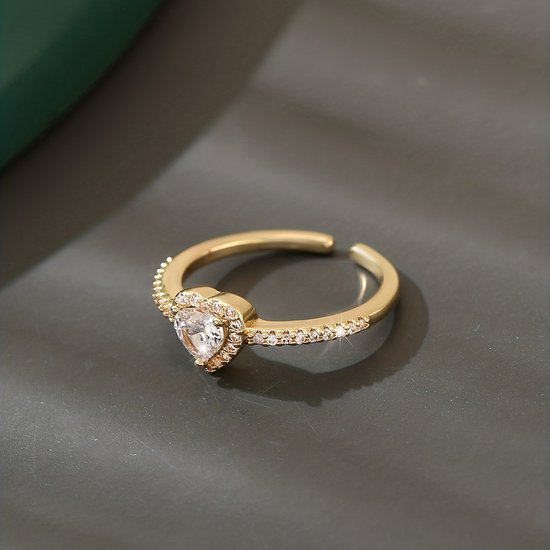 Sjika - Gold plated ring met hartvormige zirkonia – Luxe damesring – elegant design – Perfect cadeau voor haar