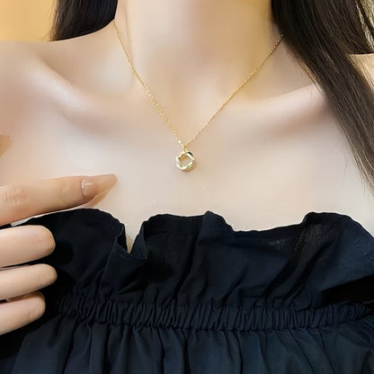 Sjika - Gold plated ketting met verstrengelde cirkel hanger – Luxe damesketting met zirkonia – Tijdloos & elegant design – Perfect cadeau voor haar