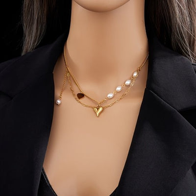 Sjika - Gold plated dubbele ketting met parels & hart hanger – Luxe damesketting – Elegant & trendy design – Perfect cadeau voor haar