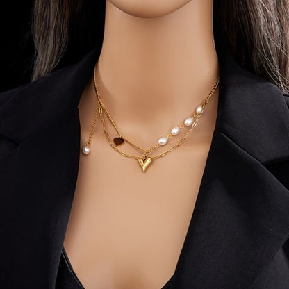Sjika - Gold plated dubbele ketting met parels & hart hanger – Luxe damesketting – Elegant & trendy design – Perfect cadeau voor haar